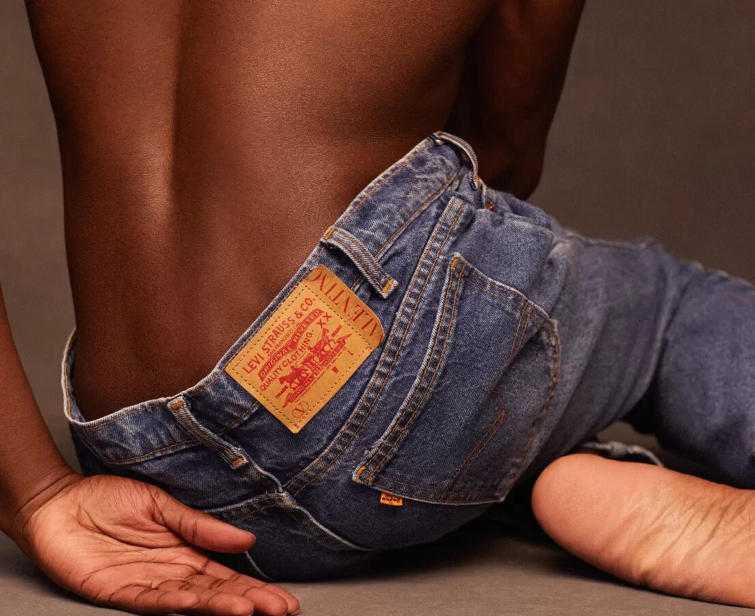 Levi's y Valentino, lanzaron un modelo vintage de jean