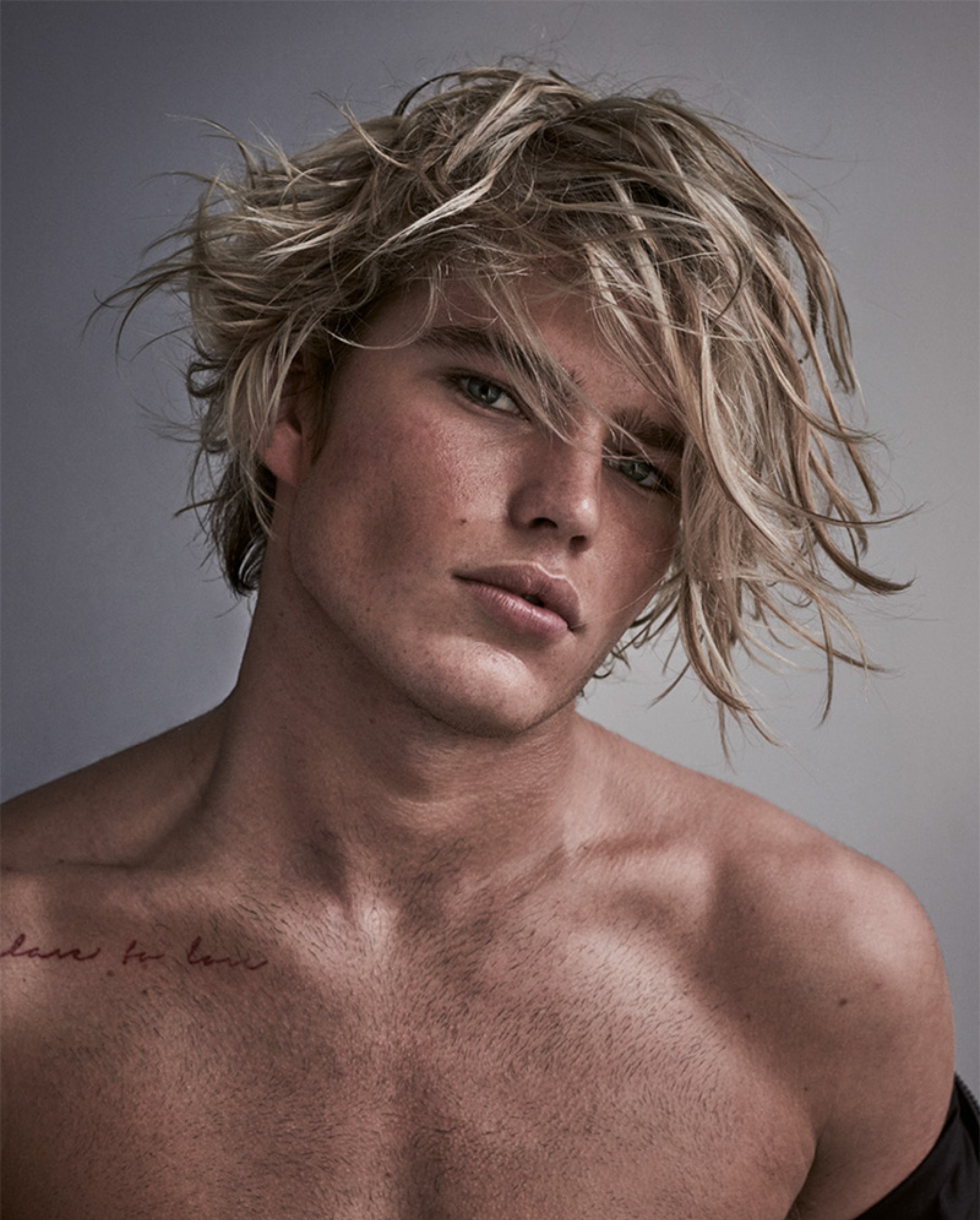 Jordan Barrett el joven modelo con un rostro exótico