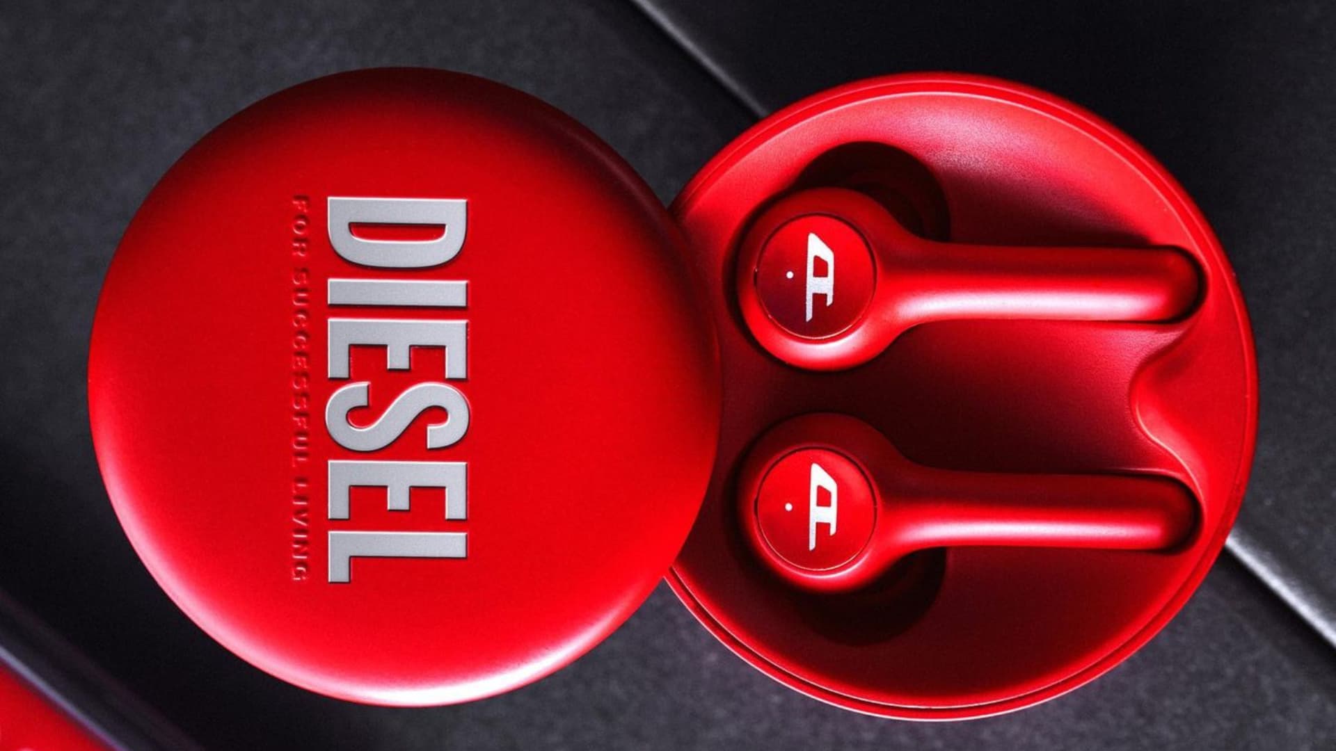 Diesel presentó su nuevos auriculares bluetooth