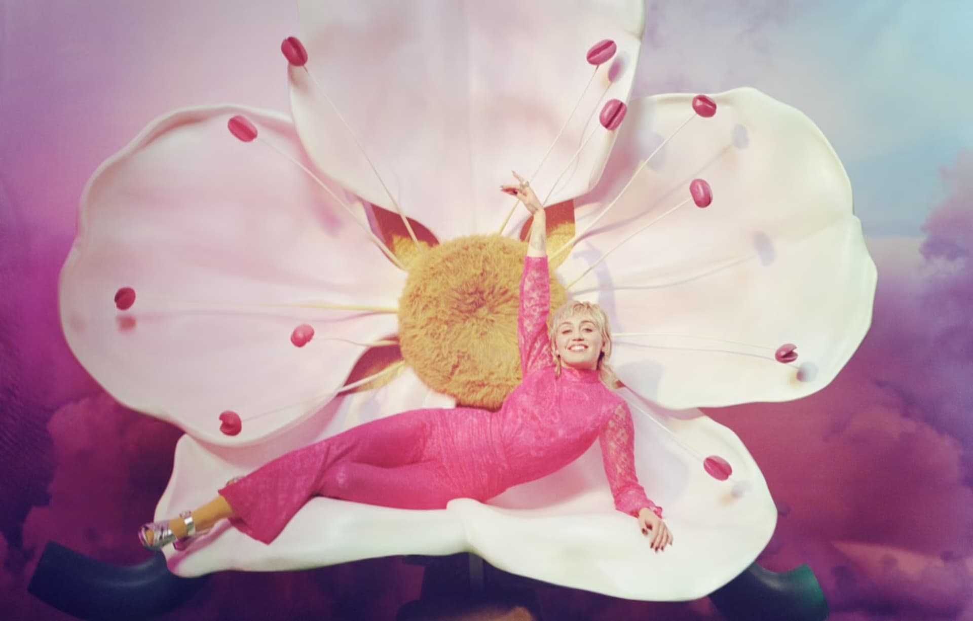 Miley Cyrus es la cara del perfume "Flora Gorgeous Gardenia" de Gucci