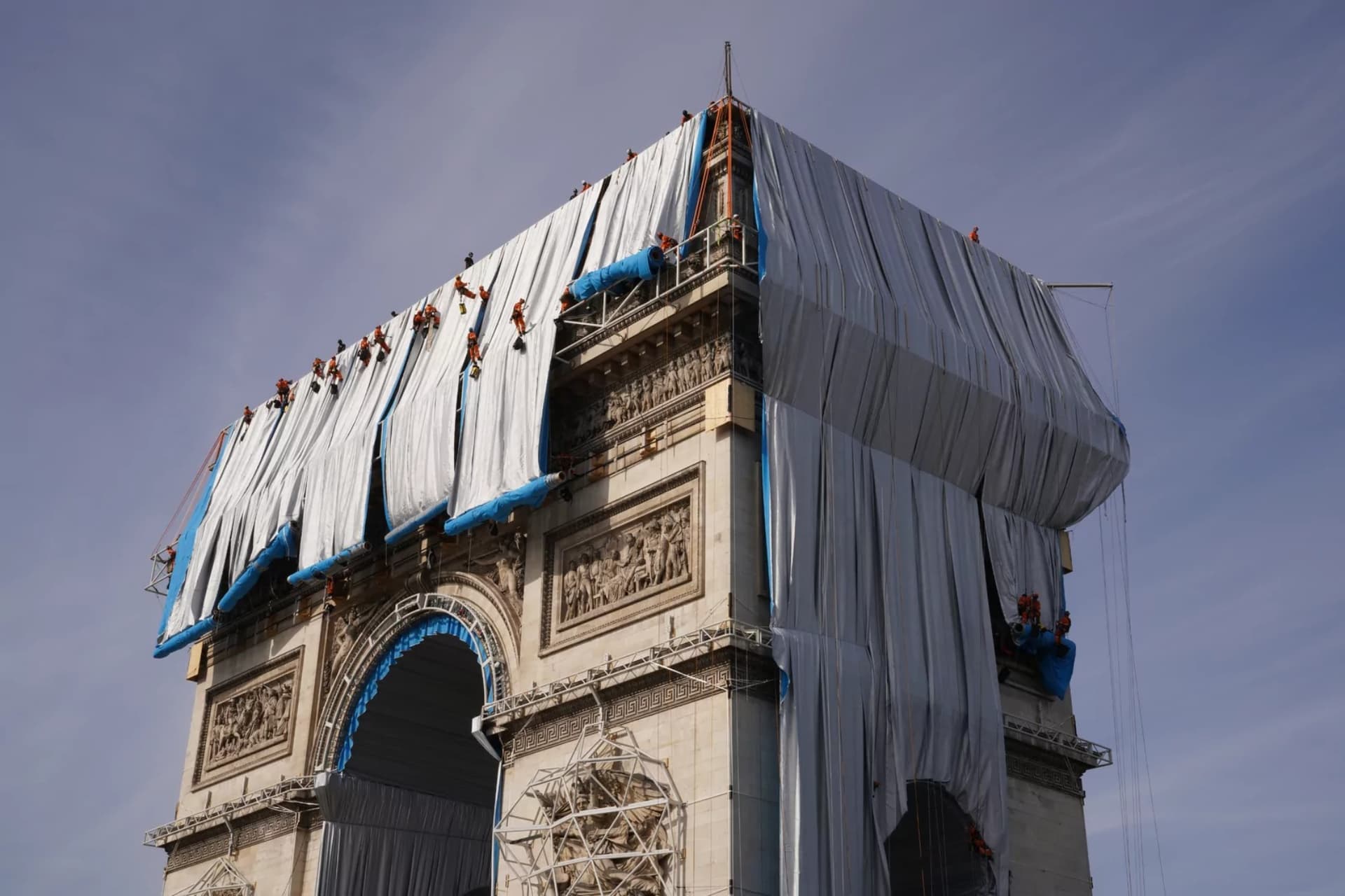 ¿Por qué el Arco de Triunfo de Paris esta todo cubierto?