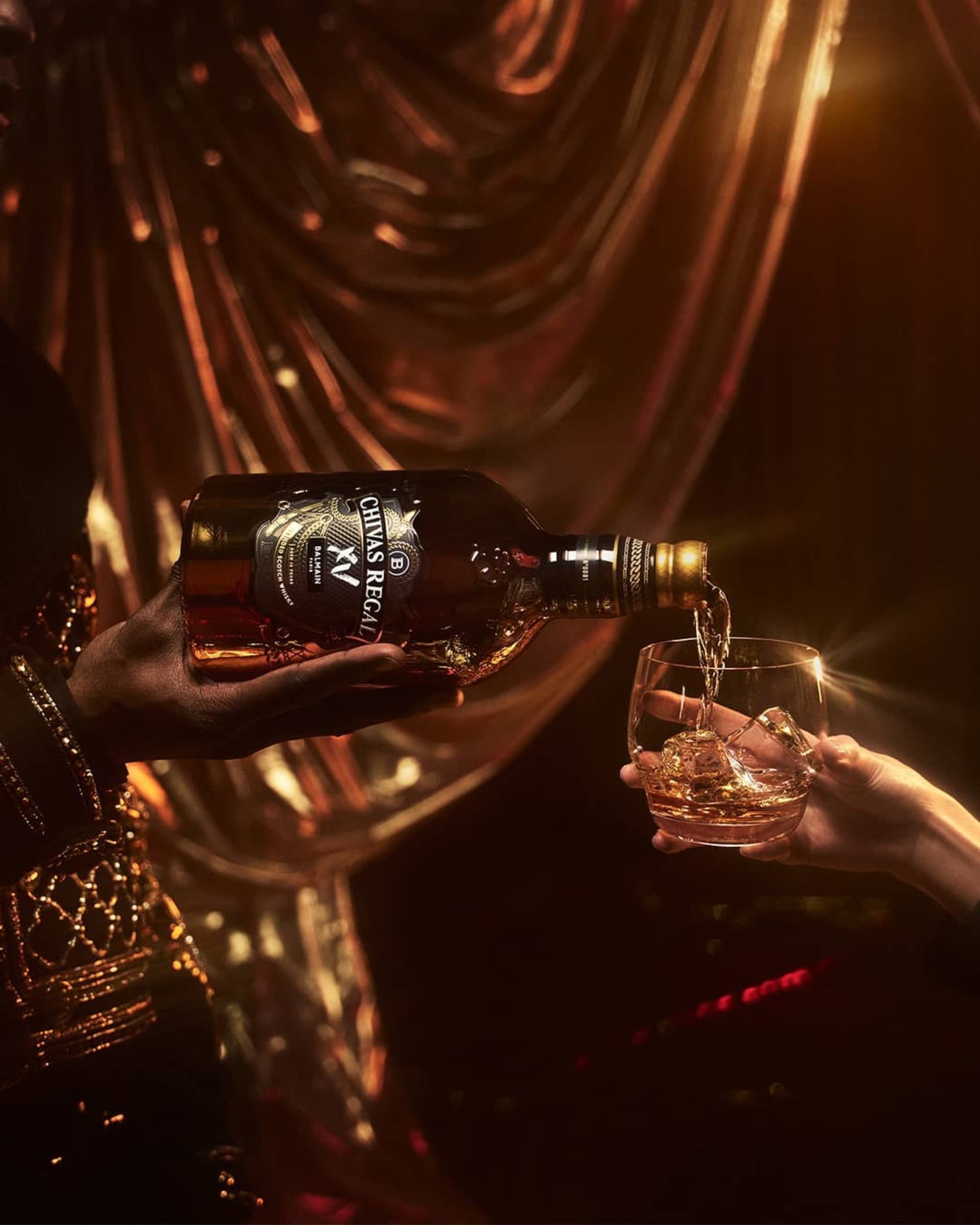 Balmain lanzó una colaboración con el whisky Chivas Regal