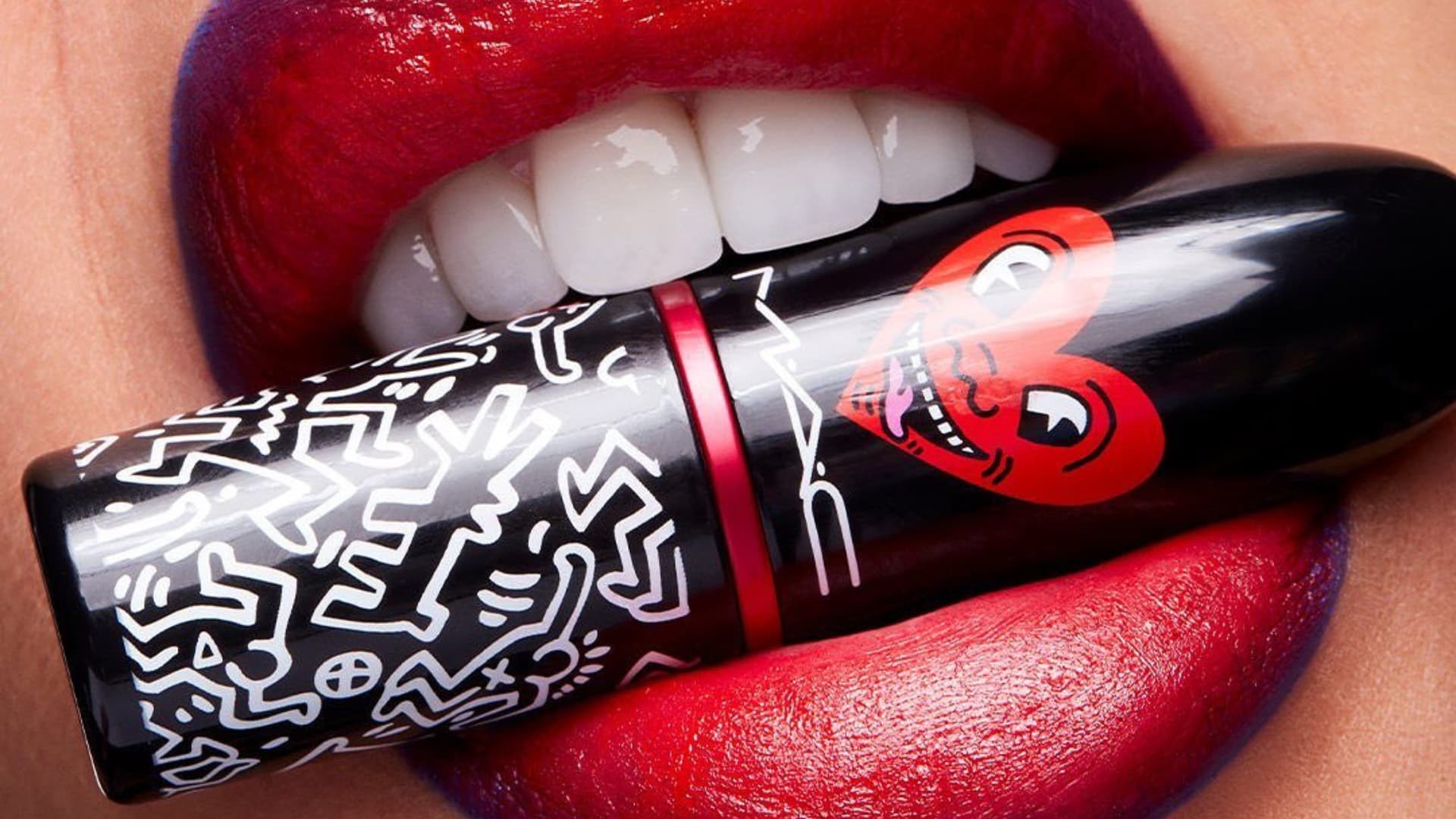 MAC Cosmetics lanzó una línea de labiales inspiradas en Keith Haring