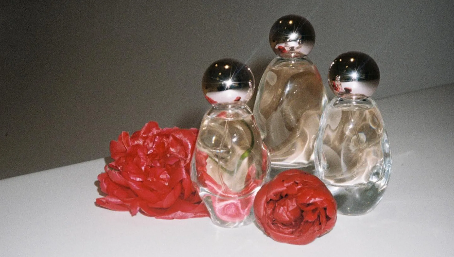 ¿Cómo es y a qué huele el nuevo perfume de Kylie Jenner?