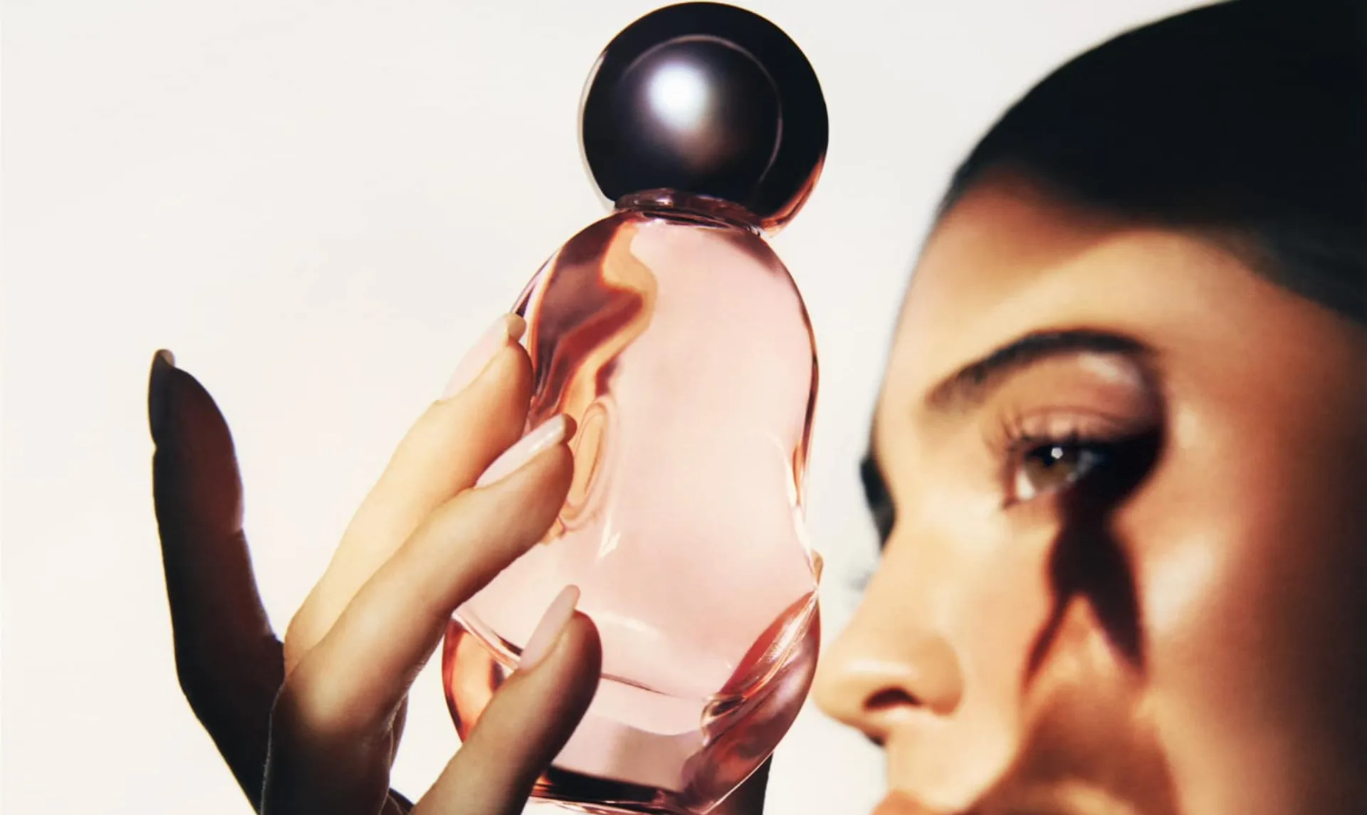 ¿Cómo es y a qué huele el nuevo perfume de Kylie Jenner?