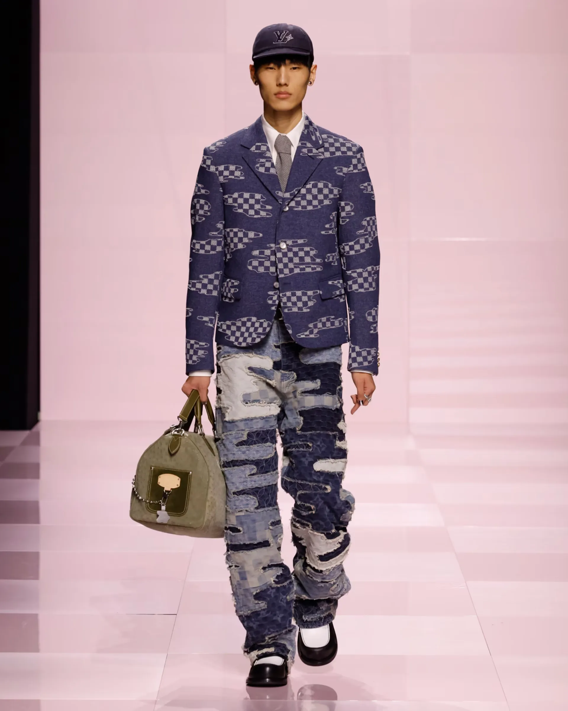 ¿Cómo es la colección invierno 2025 para hombres de Louis Vuitton?