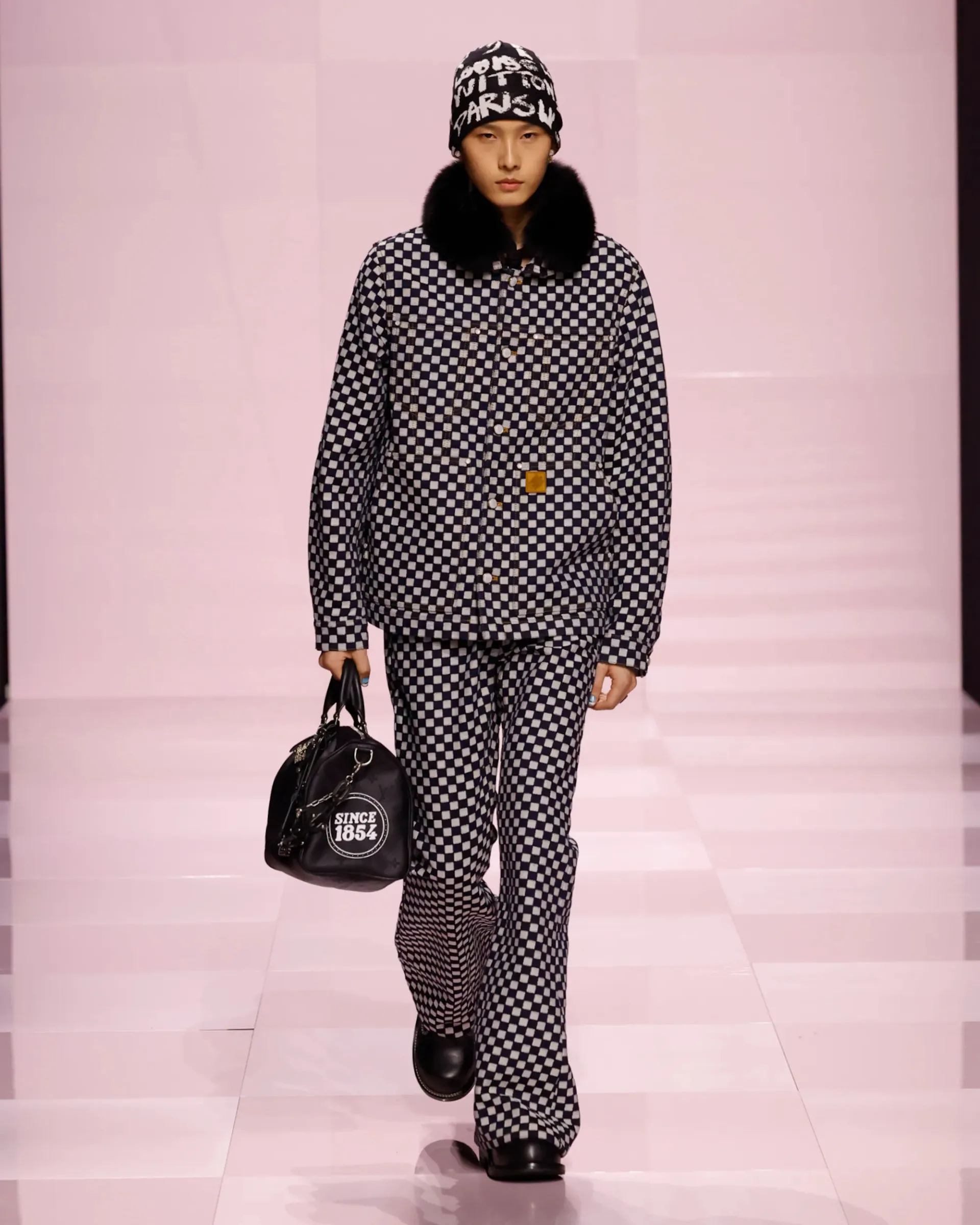 ¿Cómo es la colección invierno 2025 para hombres de Louis Vuitton?